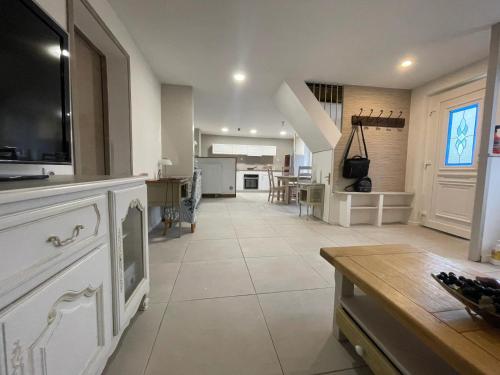 Il comprend un grand salon avec une télévision et une cuisine. dans l'établissement Maison moderne à Ancourt avec parking privé, à Ancourt