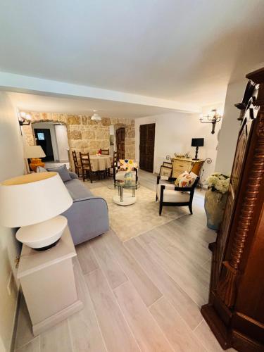 un salon avec un canapé bleu et des chaises dans l'établissement Jardin - 1 chambre - Jean Médecin, à Nice