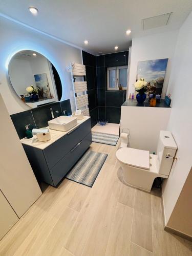 une salle de bain avec deux lavabos et un WC et un miroir dans l'établissement Jardin - 1 chambre - Jean Médecin, à Nice