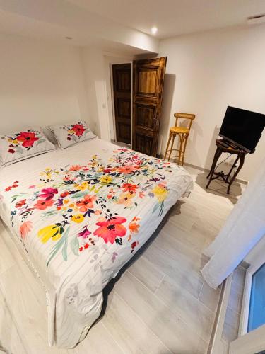 - une chambre avec un lit fleuri dans l'établissement Jardin - 1 chambre - Jean Médecin, à Nice
