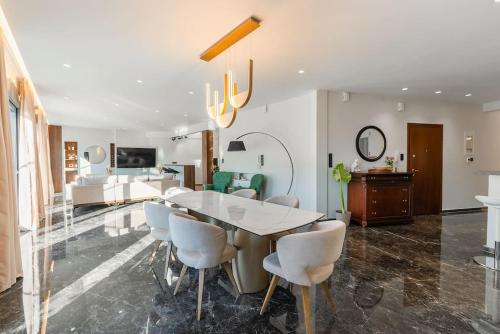 Luxury 4Bdrm Penthouse near Acropolis