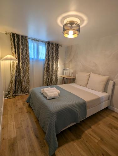 Postel nebo postele na pokoji v ubytování Cosy appartment with access to garden, parking and direct line to Eiffel tower