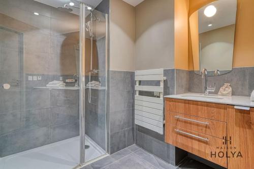 une salle de bain avec douche et lavabo dans l'établissement Le Lumineux - À Auteuil - 361B, à Paris