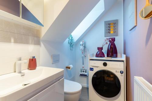 een badkamer met een wasmachine en droger. bij Studio - Kleiner Ostsee Hof in Großenbrode