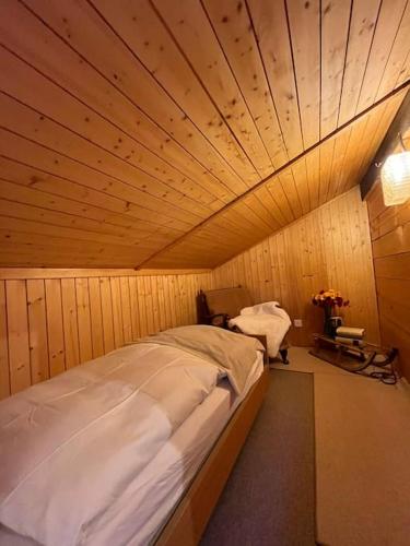 Ένα ή περισσότερα κρεβάτια σε δωμάτιο στο Family holiday Chalet S'Zähni