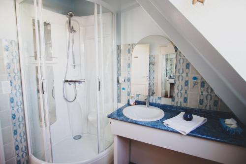 une salle de bain avec un lavabo et une douche dans l'établissement -AVEL DRO- Belle maison familiale vue mer corniche, à Concarneau