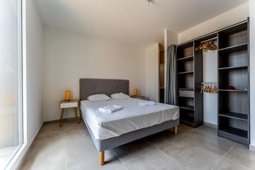 - une chambre avec un lit et un placard dans l'établissement Port Marianne à Montpellier avec terrasse XXL, à Montpellier