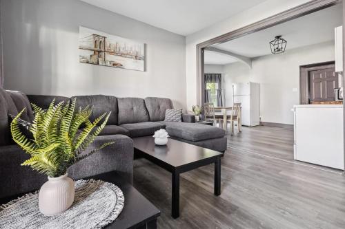 una sala de estar con un sofá y una mesa en Spacious 6BR 2BA minutes for the Falls & Casino, en Niagara Falls
