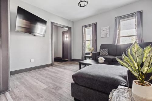 Zona de estar de Spacious 6BR 2BA minutes for the Falls & Casino