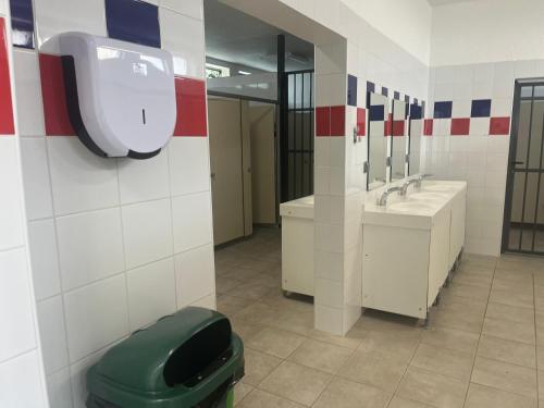 une salle de bain avec deux lavabos et un WC et un miroir dans l'établissement Voilier et plage, au Cap d'Agde