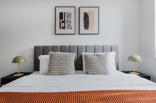 een slaapkamer met een groot bed met twee lampen bij Blueground Upper East Side fully equipped NYC-1545 in Brooklyn