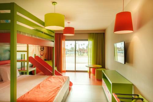 a bedroom with a bunk bed and a desk at Vila Galé Resort Marés - All Inclusive in Guarajuba