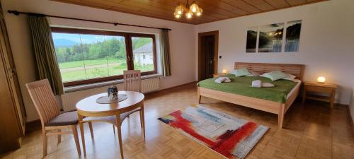 Postel nebo postele na pokoji v ubytování Bungalow & Apartments "Am Deber" Velden - Augsdorf