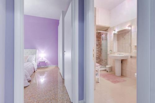 a bedroom with a bed and a bathroom with a sink at Ninuphar Maison - alloggio per uso turistico in Rome