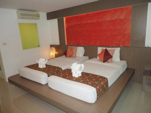 Katil atau katil-katil dalam bilik di La Moon At Phuket - SHA Extra Plus