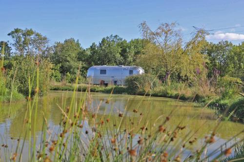Caravane Airstream bord de lac