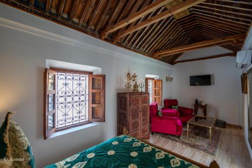 ein Zimmer mit einem Bett und einem Fenster in der Unterkunft Riad Lella Chama in Chefchaouen