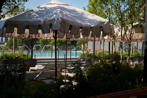 Bazén v ubytování FORTH Hotel Atlanta nebo v jeho okolí