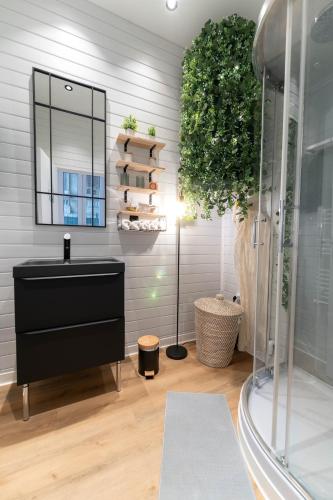 une salle de bain avec un lavabo noir et un miroir dans l'établissement Riviera Bliss, à Nice