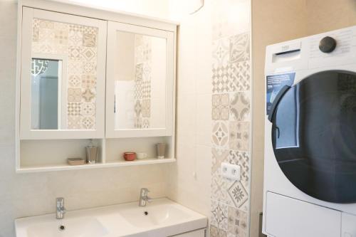 La salle de bains est pourvue d'un lavabo et d'un four micro-ondes. dans l'établissement Magnifique grand appartement de luxe 4 chambres dans le centre de Paris, à Paris