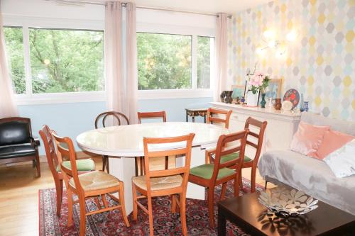 un salon avec une table et des chaises dans l'établissement Magnifique grand appartement de luxe 4 chambres dans le centre de Paris, à Paris