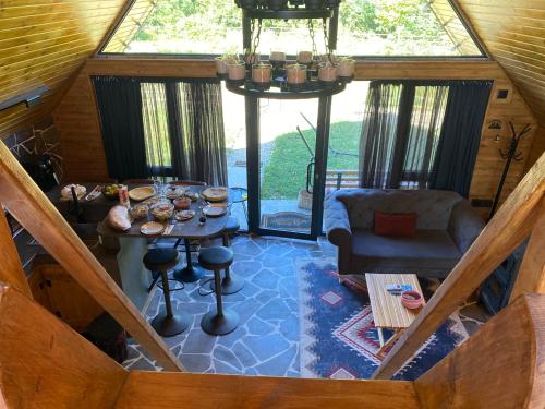 Posezení v ubytování Katskhi Cottage, Your Cozy Stay