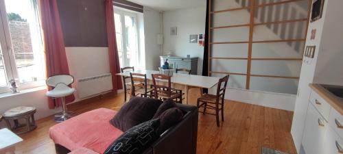 un salon avec un canapé et une table dans l'établissement DUPLEX DE LA MOTTE, à Beaumont-sur-Sarthe