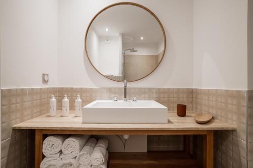 a bathroom with a sink and a mirror at Setclub Hôtel & Spa Aix-en-Provence in Aix-en-Provence