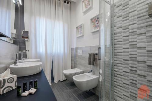 Un baño con dos lavabos y una ducha y un inodoro. en - Lake Bliss, en Desenzano del Garda