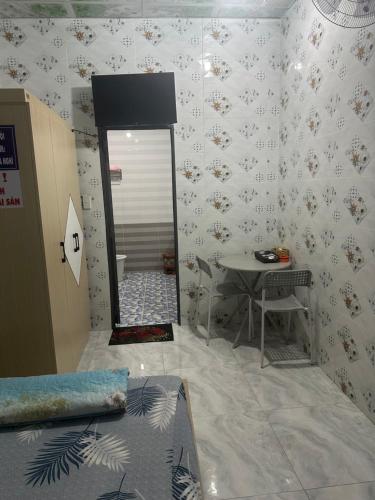 a dressing room with a mirror and a table at Nhà Nghỉ Bảo Ngọc in Dồng Xoài