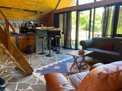 Posezení v ubytování Katskhi Cottage, Your Cozy Stay