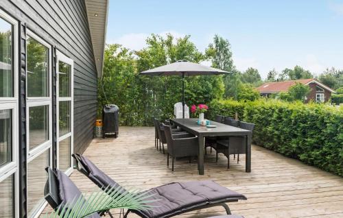 Κήπος έξω από το 4 Bedroom Beautiful Home In Væggerløse