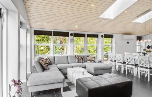 Χώρος καθιστικού στο 4 Bedroom Beautiful Home In Væggerløse
