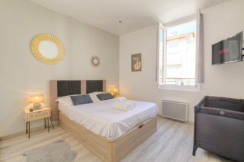 une chambre avec un lit, un miroir et une chaise dans l'établissement Cosy et Calme proche métro Montplaisir, à Lyon