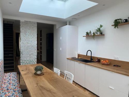 Kuchyň nebo kuchyňský kout v ubytování Maison 5min du vieux-Lille avec extérieur pour 1 à 6 personnes