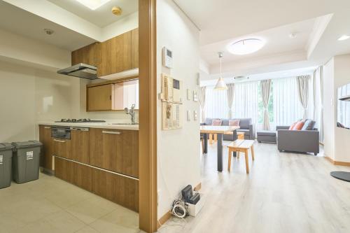 K-Large balcony, Luxury 2Bedroom Condo, 101sqm,Max14 PPL,7mins walk to station, Elevator,QuiteArea