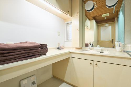 東京にあるK-Large balcony, Luxury 2Bedroom Condo, 101sqm,Max14 PPL,7mins walk to station, Elevator,QuiteAreaの洗面台と鏡のあるバスルーム
