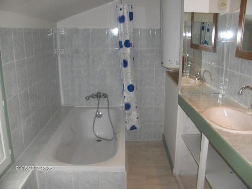une salle de bain avec une douche, une baignoire et un lavabo dans l'établissement Logement cosy proche gare avec terrasse de verdure, à Saumur