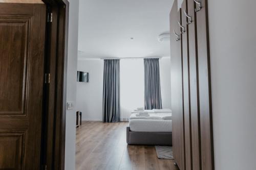 a bedroom with a bed and a window at Aparthotel Plevnei2 in Cluj-Napoca