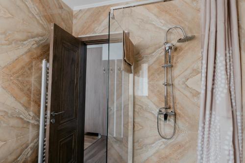 a bathroom with a shower with a glass door at Aparthotel Plevnei2 in Cluj-Napoca