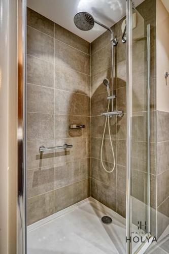 une douche avec une porte vitrée dans une salle de bain dans l'établissement Le Vital - À Auteuil - 358B, à Paris
