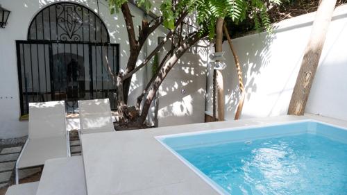 ein Whirlpool auf einer Terrasse neben einem Gebäude in der Unterkunft Gala Placida 1923 in Granada