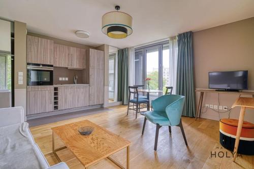 un salon avec un canapé et une table dans l'établissement Le Vital - À Auteuil - 358B, à Paris