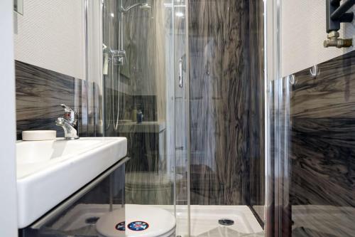 a bathroom with a shower and a toilet and a sink at Ferienzentrum Yachthafen Rechlin in Rechlin