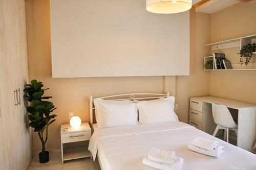 Ένα ή περισσότερα κρεβάτια σε δωμάτιο στο Gem of Rotonda, City View Penthouse by BiNoBi!