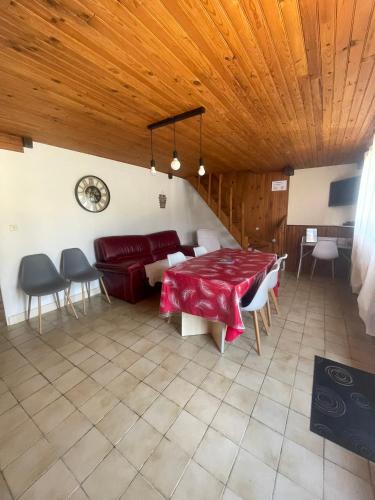 un salon avec une table et un canapé dans l'établissement Maison de vacances à louer, à Meschers-sur-Gironde