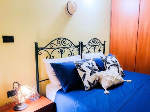 Ένα ή περισσότερα κρεβάτια σε δωμάτιο στο Catona House