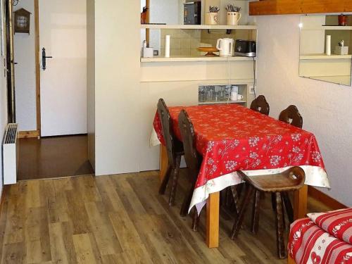 une salle à manger avec une table et des chaises rouges dans l'établissement Appartement Confortable 2 Pièces + Cabine, 5 Pers. - Centre Les Gets, Parking Inclus - FR-1-802-60, aux Gets
