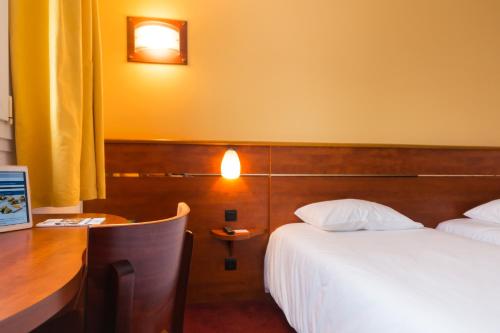 Brit Hotel Rennes Cessonにあるベッド