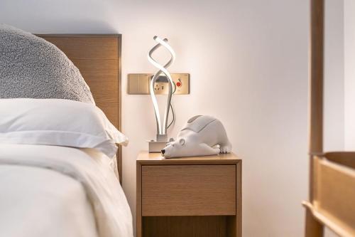 a lamp on a night stand next to a bed at 莫干山云上别墅 in Houhong